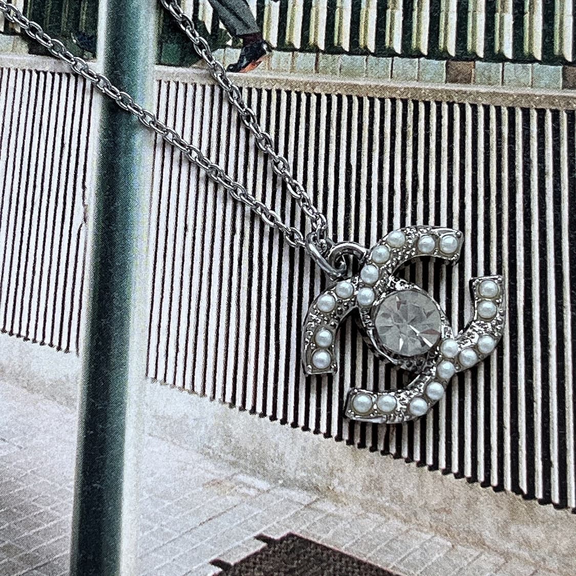 샤넬 CC로고 진주 크리스탈 실버 업사이클링 목걸이 상품이미지1