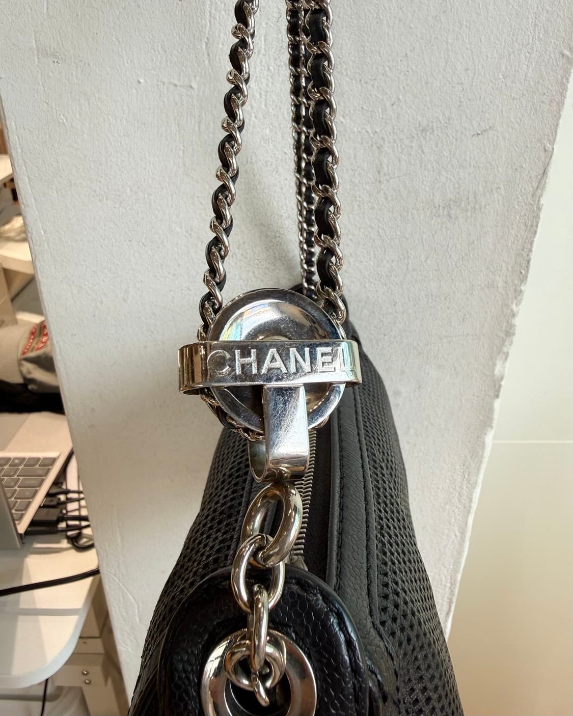 샤넬 블랙 05 퍼포레이티드 캐비어 스킨 퓰리 숄더백 상품이미지7