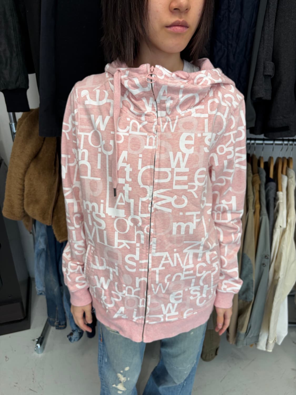 Clride.n 핑크 올오버 타이포 그래픽 집업 후드  상품이미지2