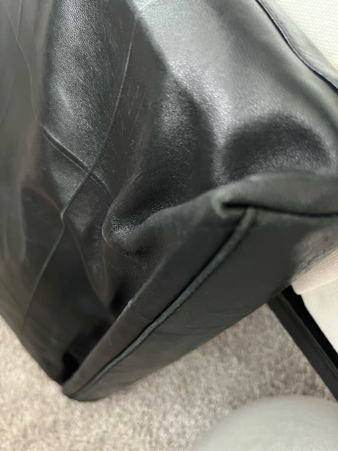 프라다 레더 스퀘어 엠보싱 패턴 토트백 상품이미지9