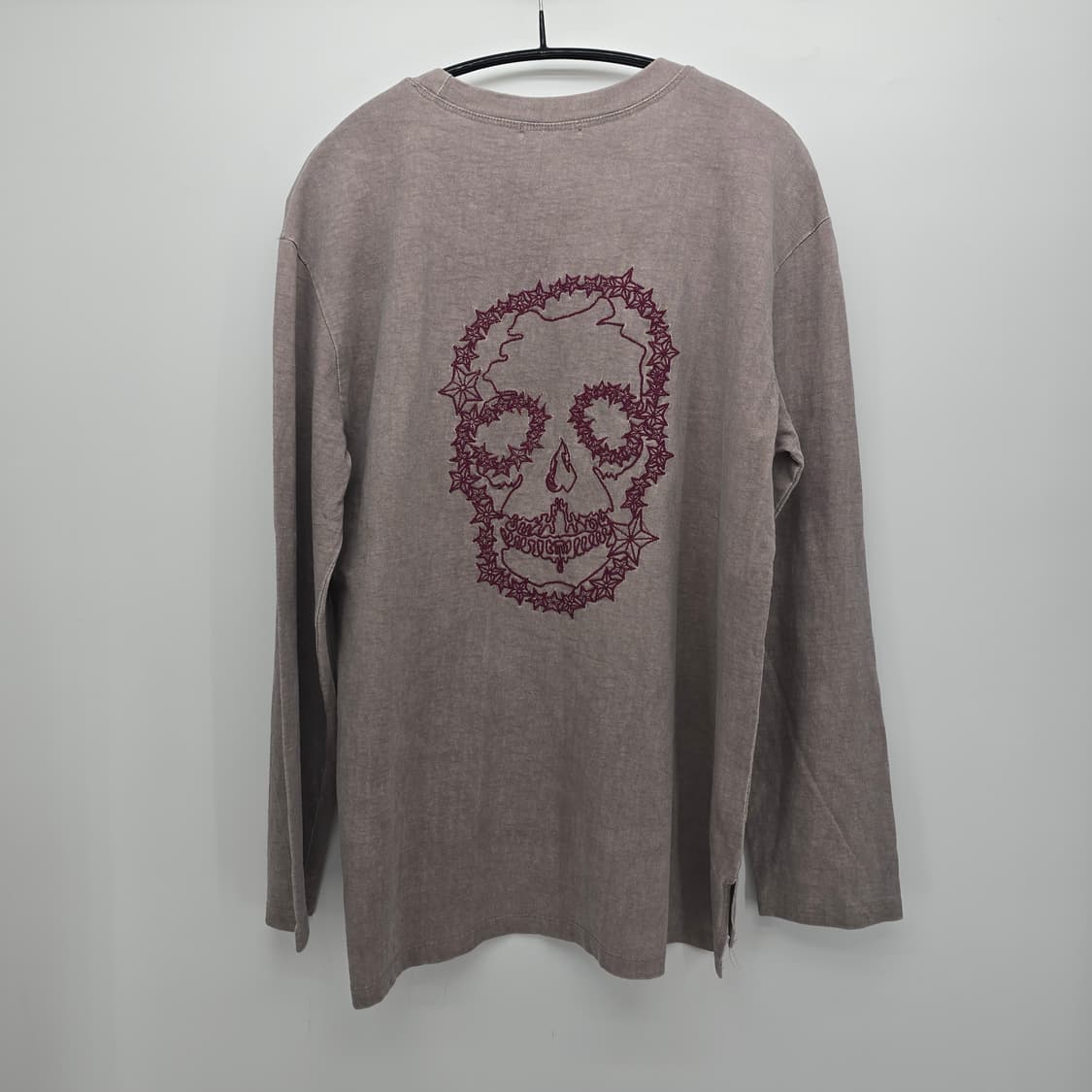 스컬 자수  톤다운 베이지 롱슬리브 상품이미지1