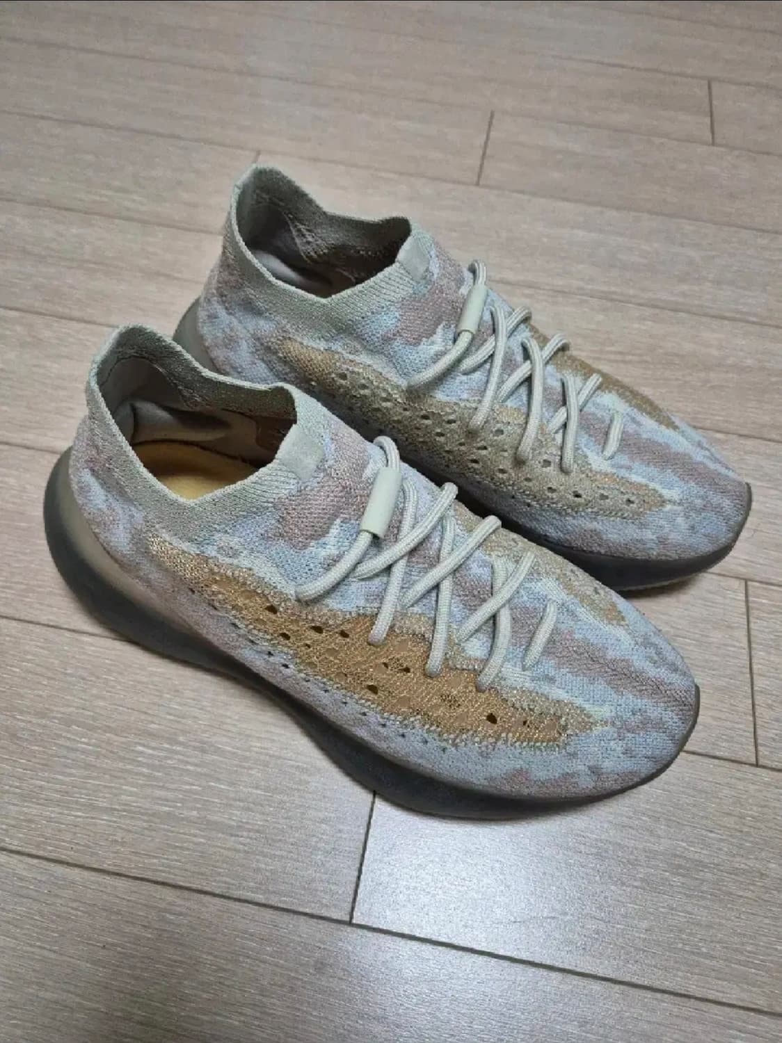 YEEZY 380 260MM 판매합니다. 상품이미지1