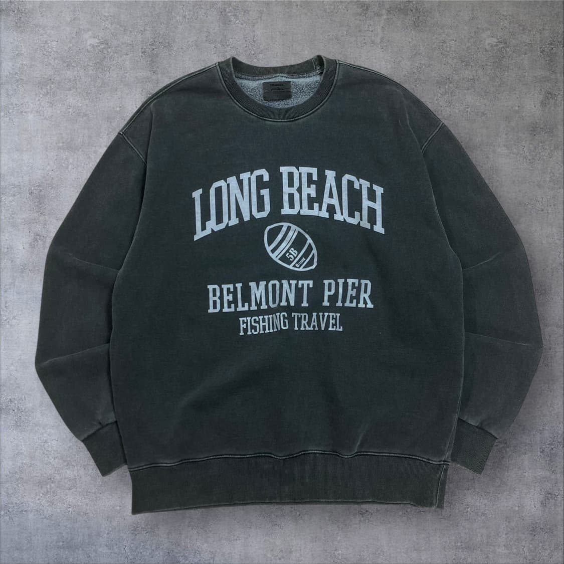 트래블 롱 비치 빅로고 차콜 피그먼트 맨투맨 상품이미지1