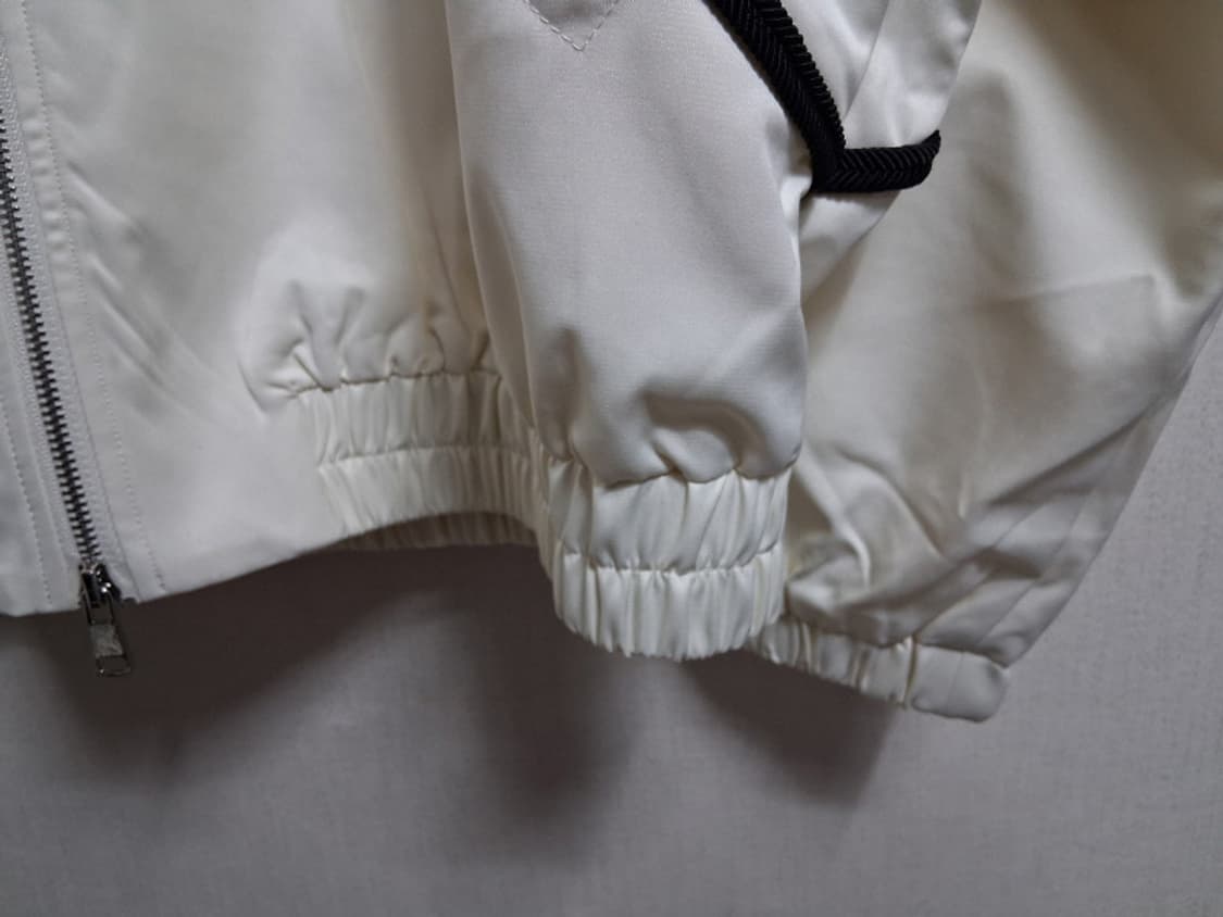 아이보리 배색 파이핑 디테일의 테크 트랙 셋업, 바스락 세미광 원단  상품이미지5