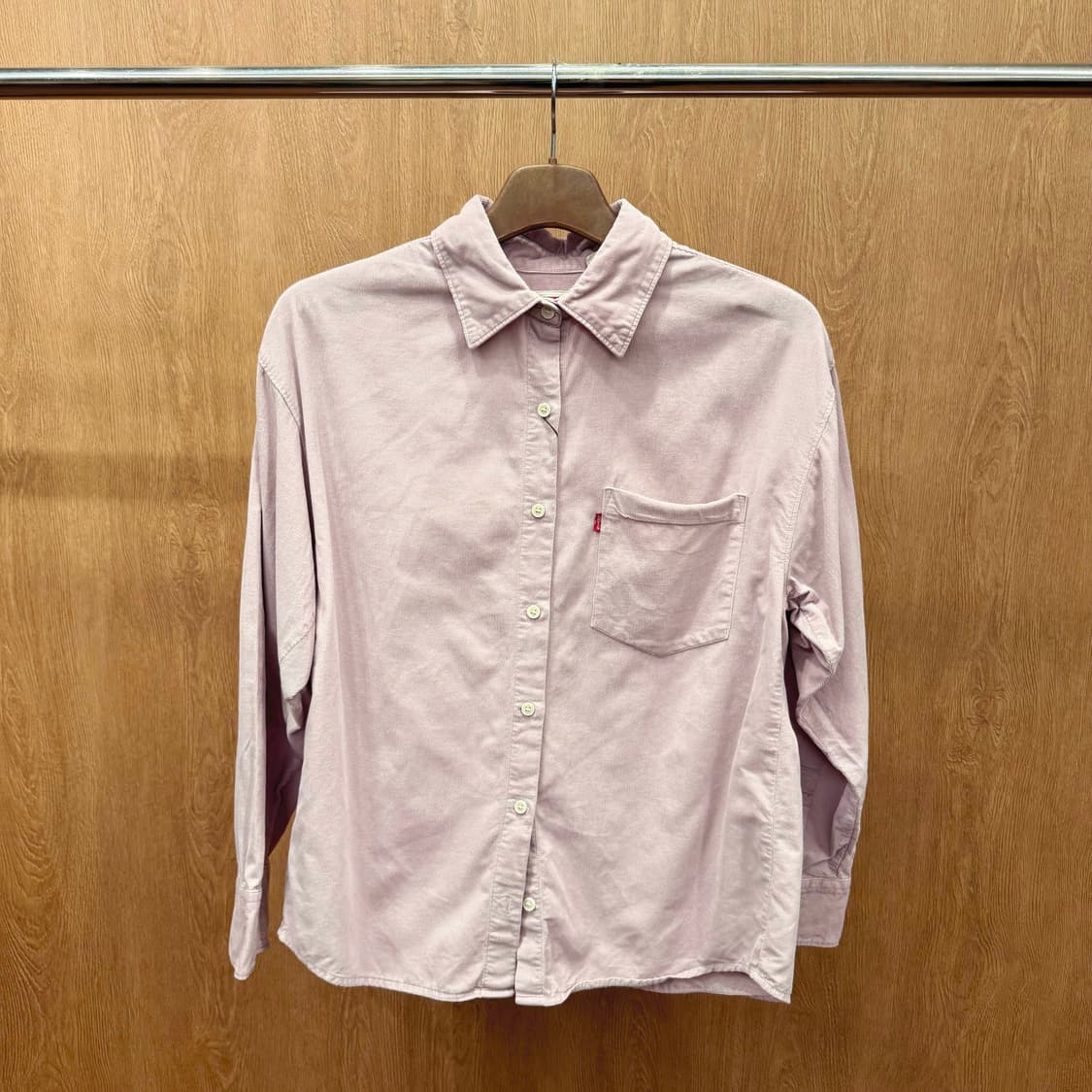 리바이스 베이직 긴팔 셔츠 버튼업 포켓 디테일 루즈핏 연핑크 상품이미지2