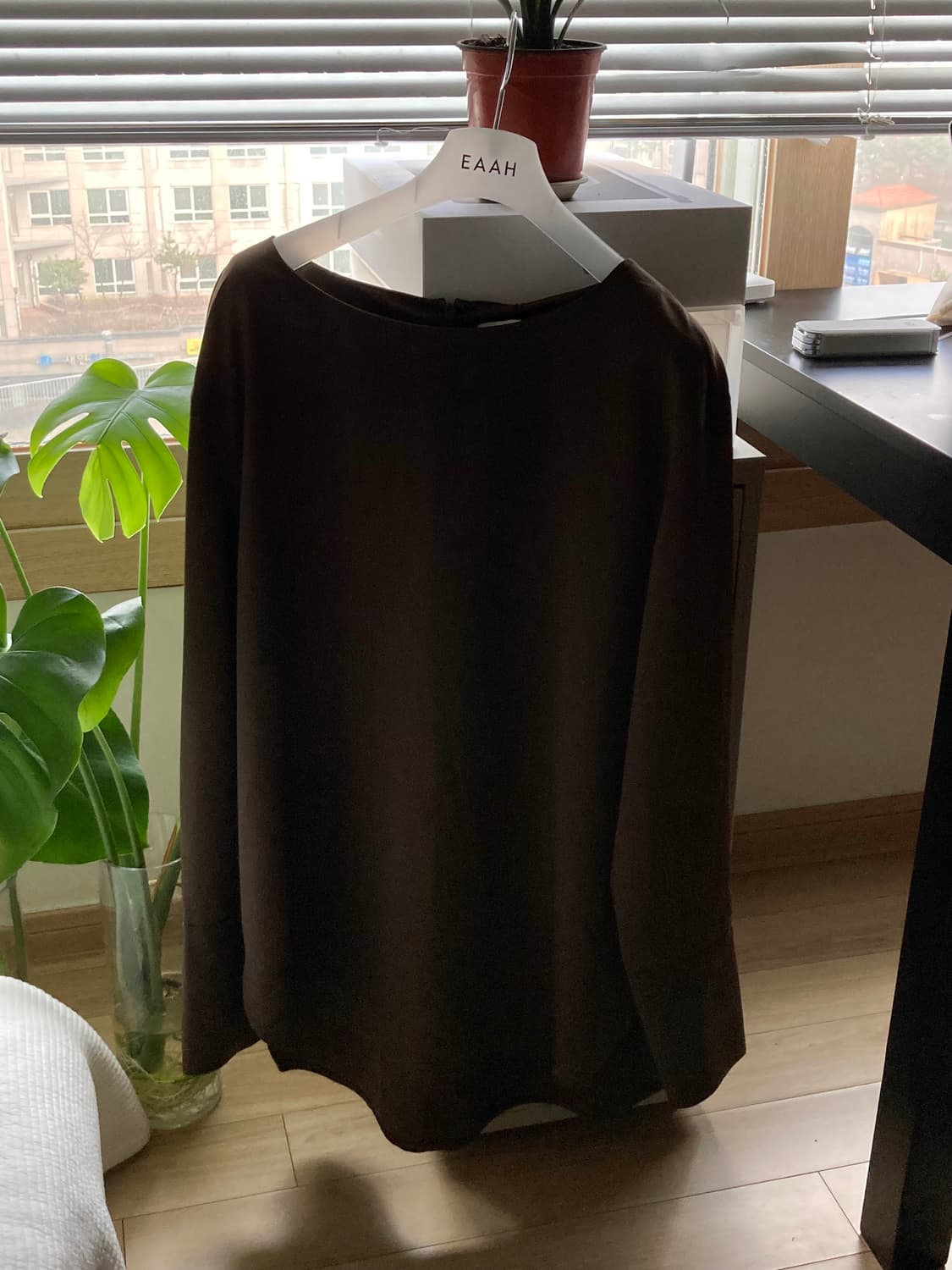 Eaah Cupro Blouse – Khaki 상품이미지3