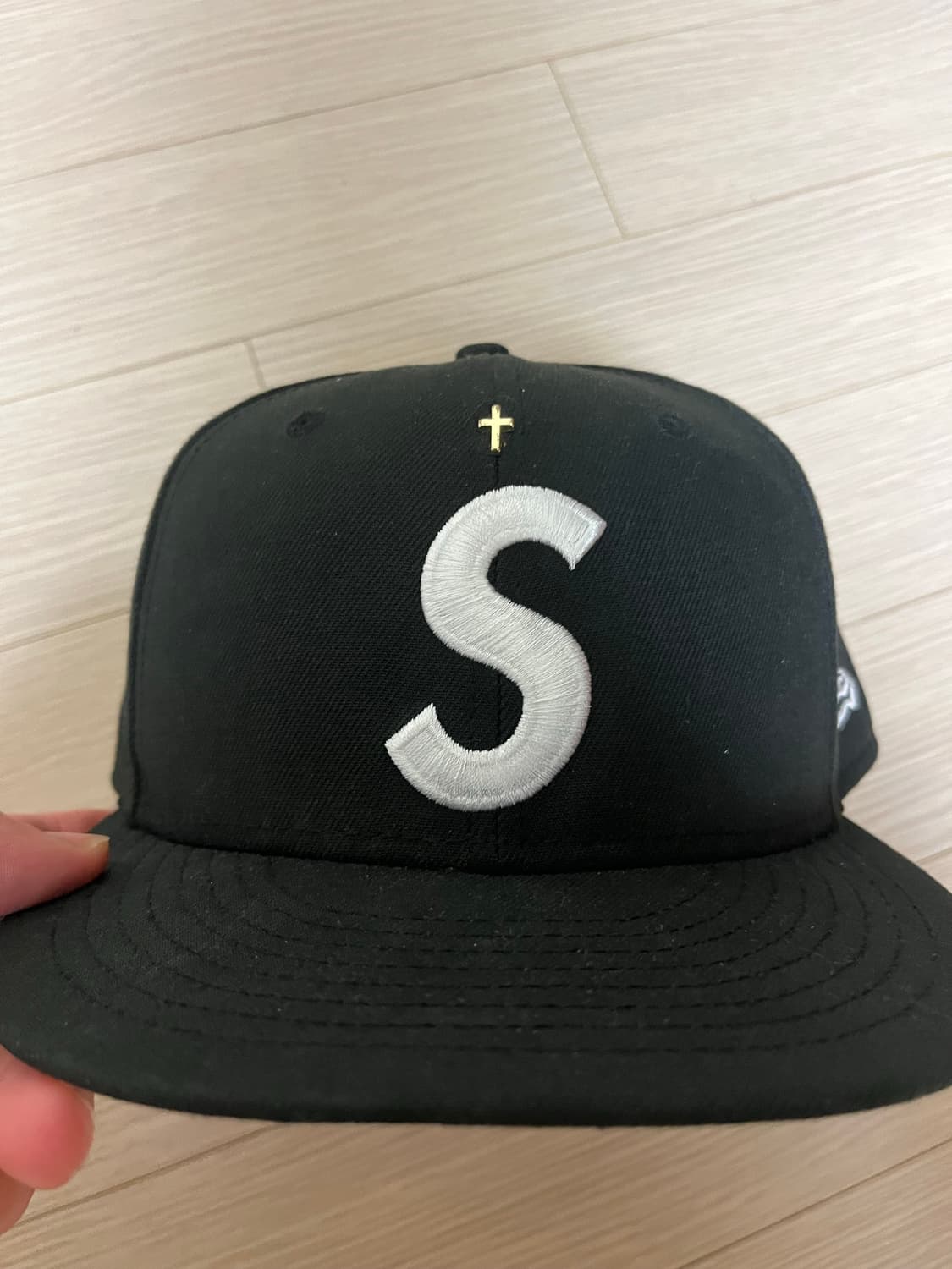 슈프림 골드 크로스 S로고 뉴에라 블랙 상품이미지1