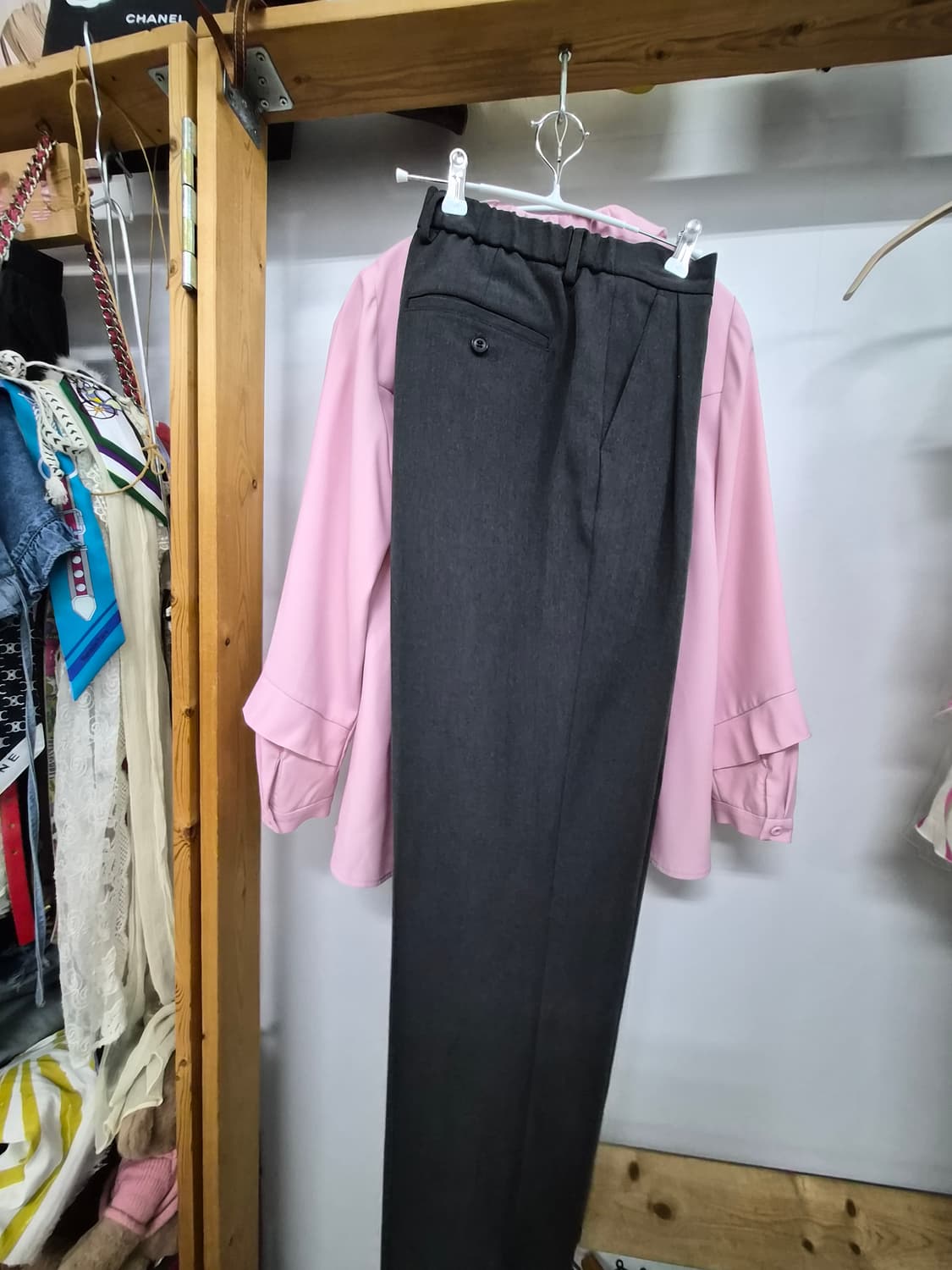 1.기비 프릴넥 핑크 블라우스 2.juan슬랙스 상품이미지10