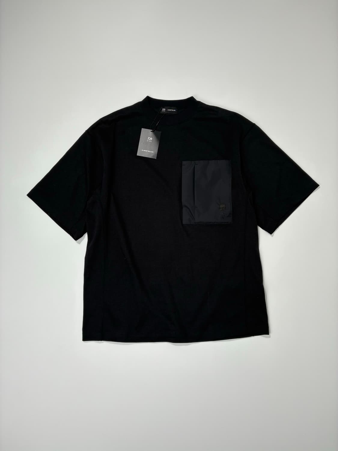 올모스트블랙 X 디벡 D-VEC(다이와) 포켓티셔츠 블랙 1사이즈 상품이미지3