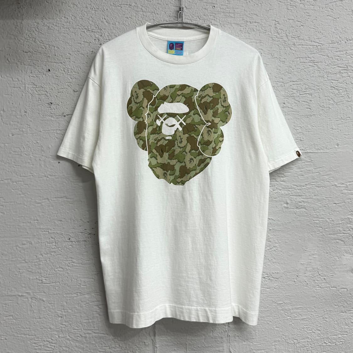BAPE X KAWS 00s 베이프 카모 베어브릭 티셔츠 상품이미지4