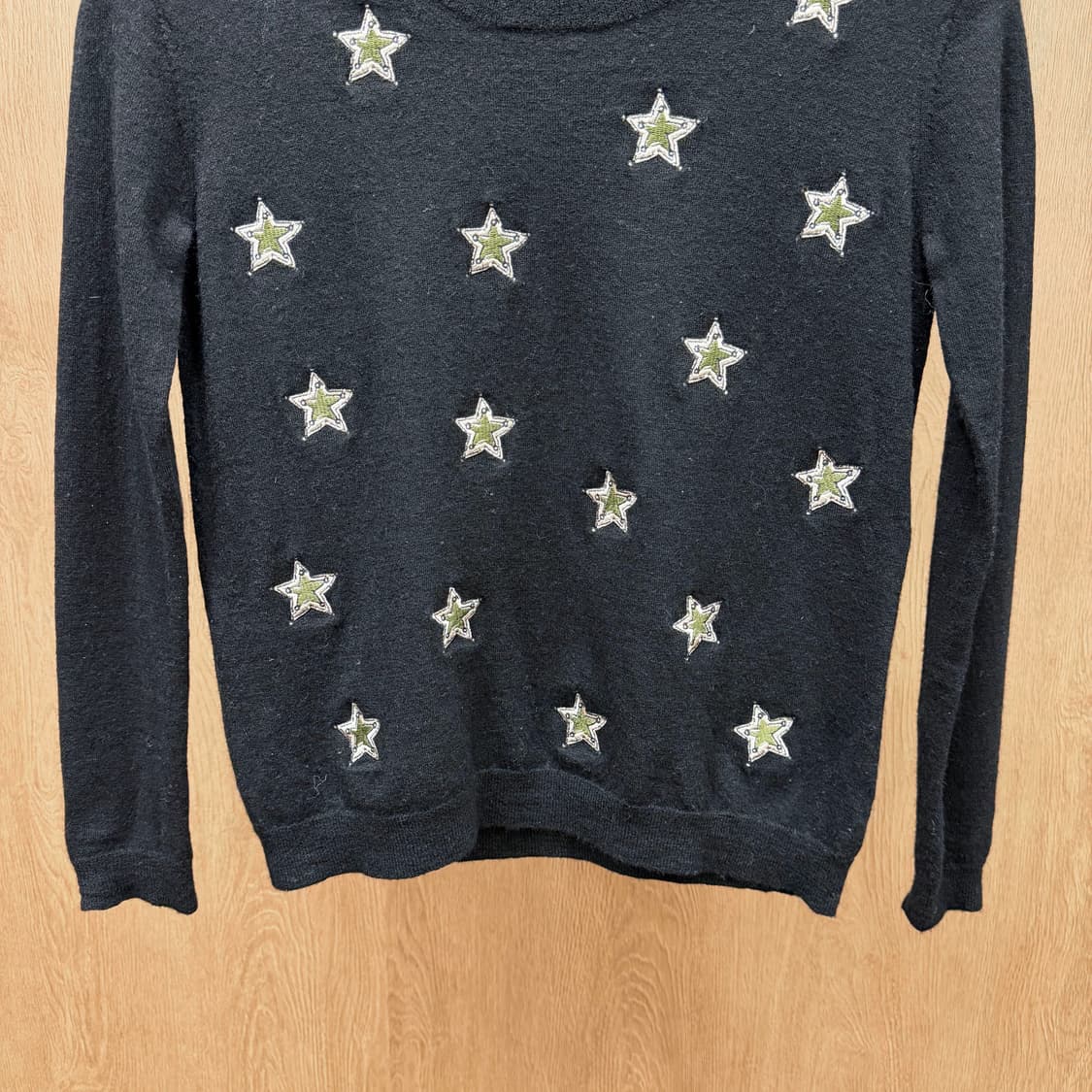 빔바이롤라 라운드넥 긴팔 울 니트 올오버 그린 스타 자수 디테일 블랙 상품이미지5