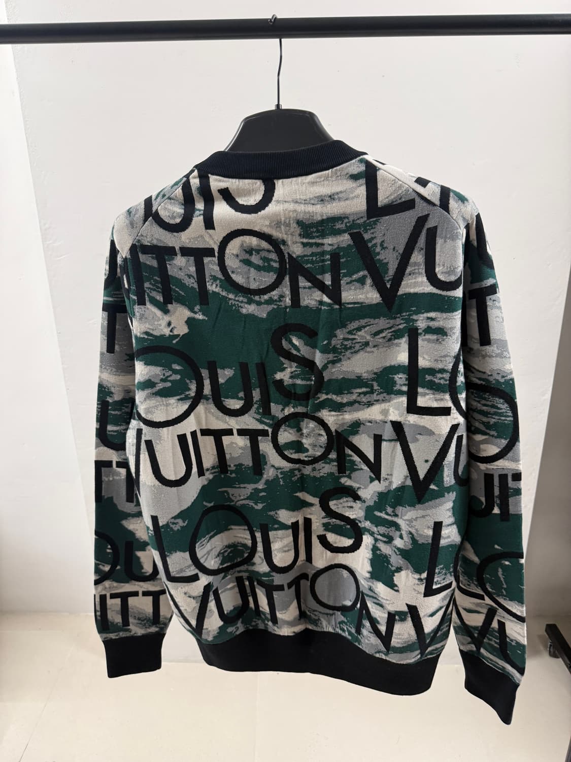 루이비통 올오버 로고 자카드 맨투맨 L사이즈 정품 상태좋음 상품이미지2