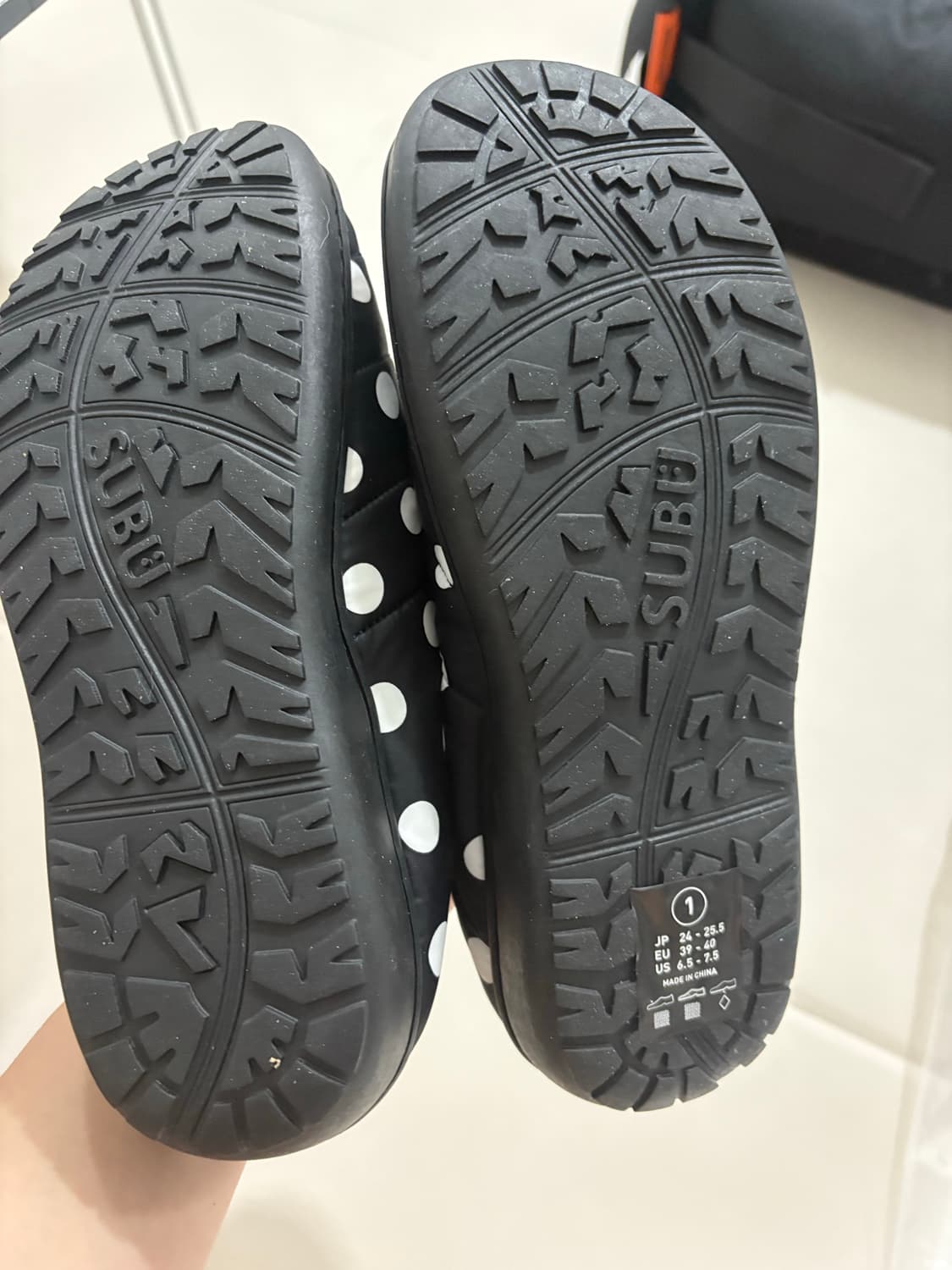 [1 사이즈] 새상품 SUBU 스부 도트 패딩 슬리퍼 240-255 상품이미지4