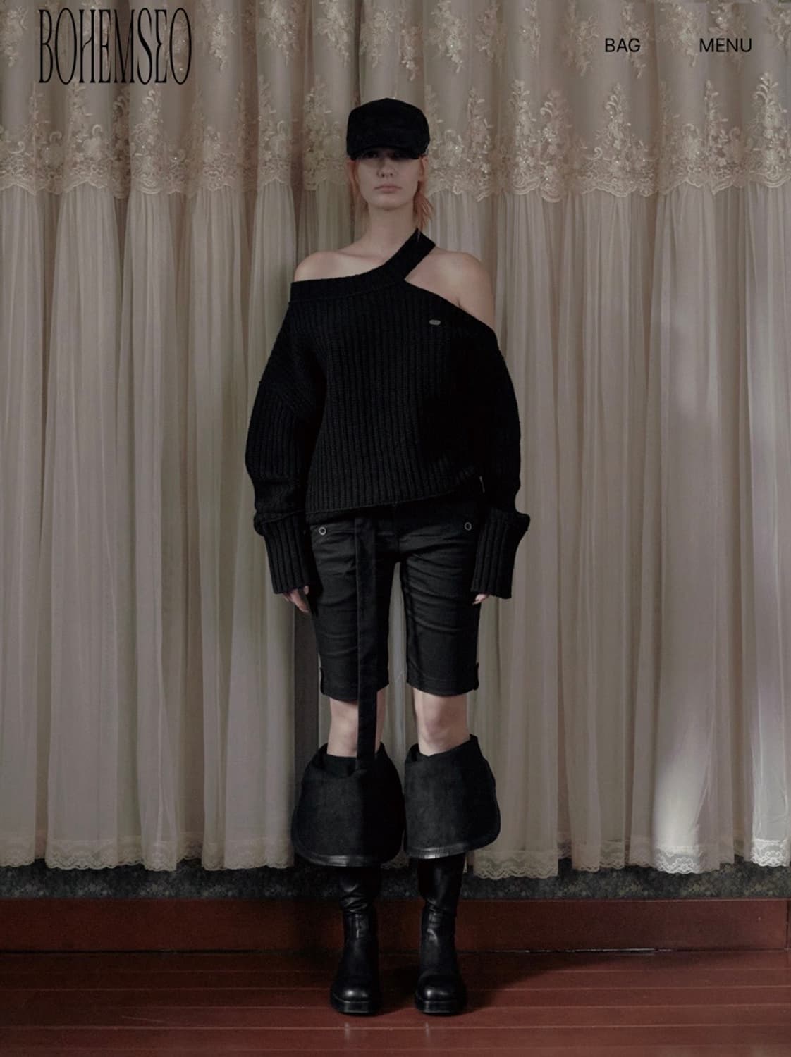 보헤미안서울 넥 컷아웃 루즈핏 니트 블랙 상품이미지1