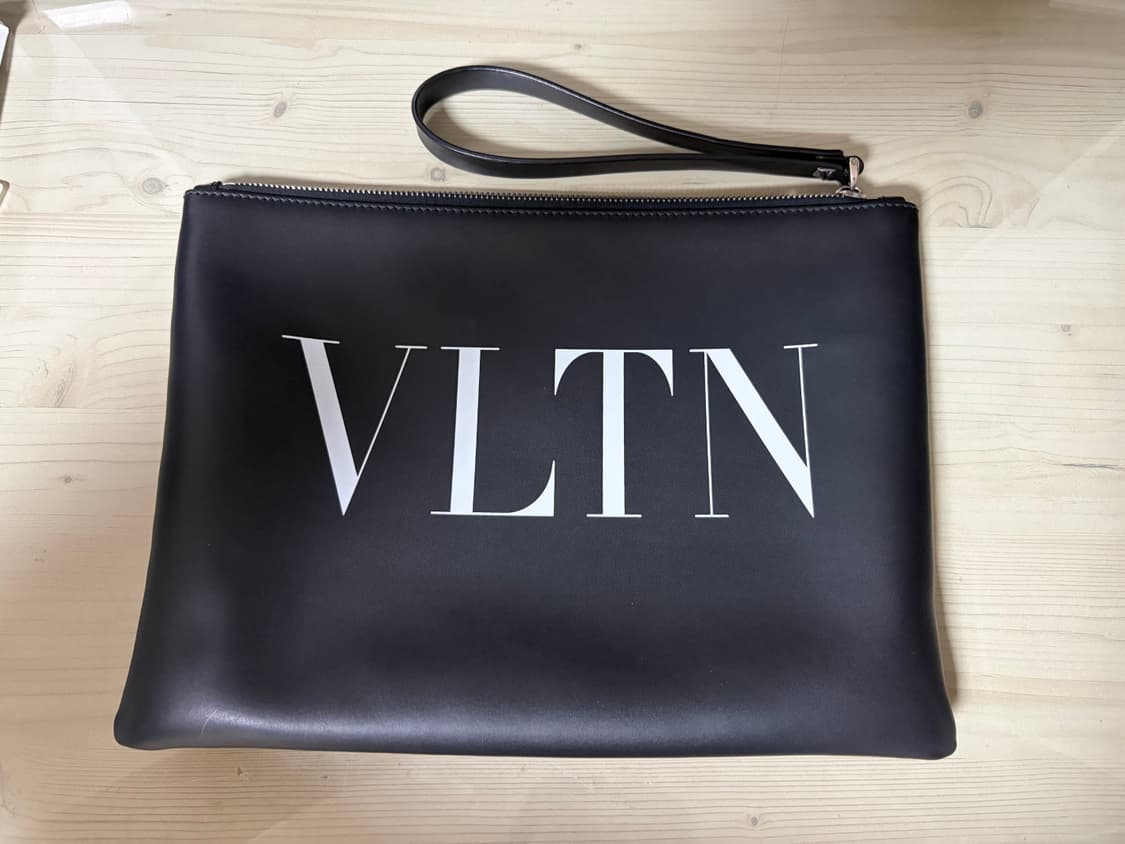 발렌티노 VLTN 로고 레더 클러치 블랙 상품이미지1