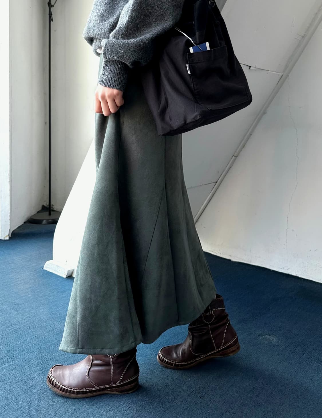 Fake suede flare silhouette skirt 상품이미지4