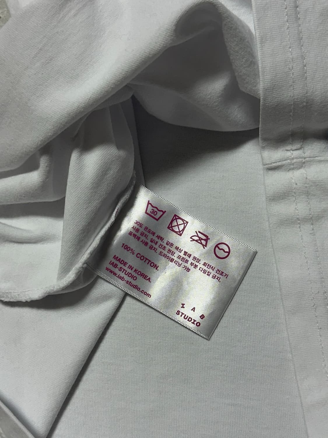 아이앱 스튜디오 빅로고 화이트 반팔티 상품이미지7