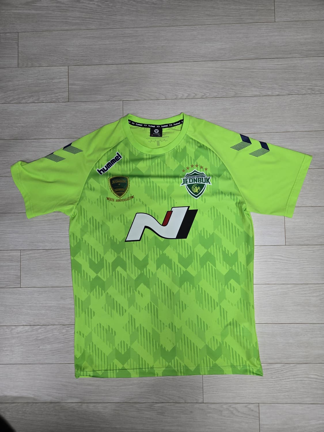 Hummel
험멜 전북 현대 25주년 유니폼 형광
 상품이미지1