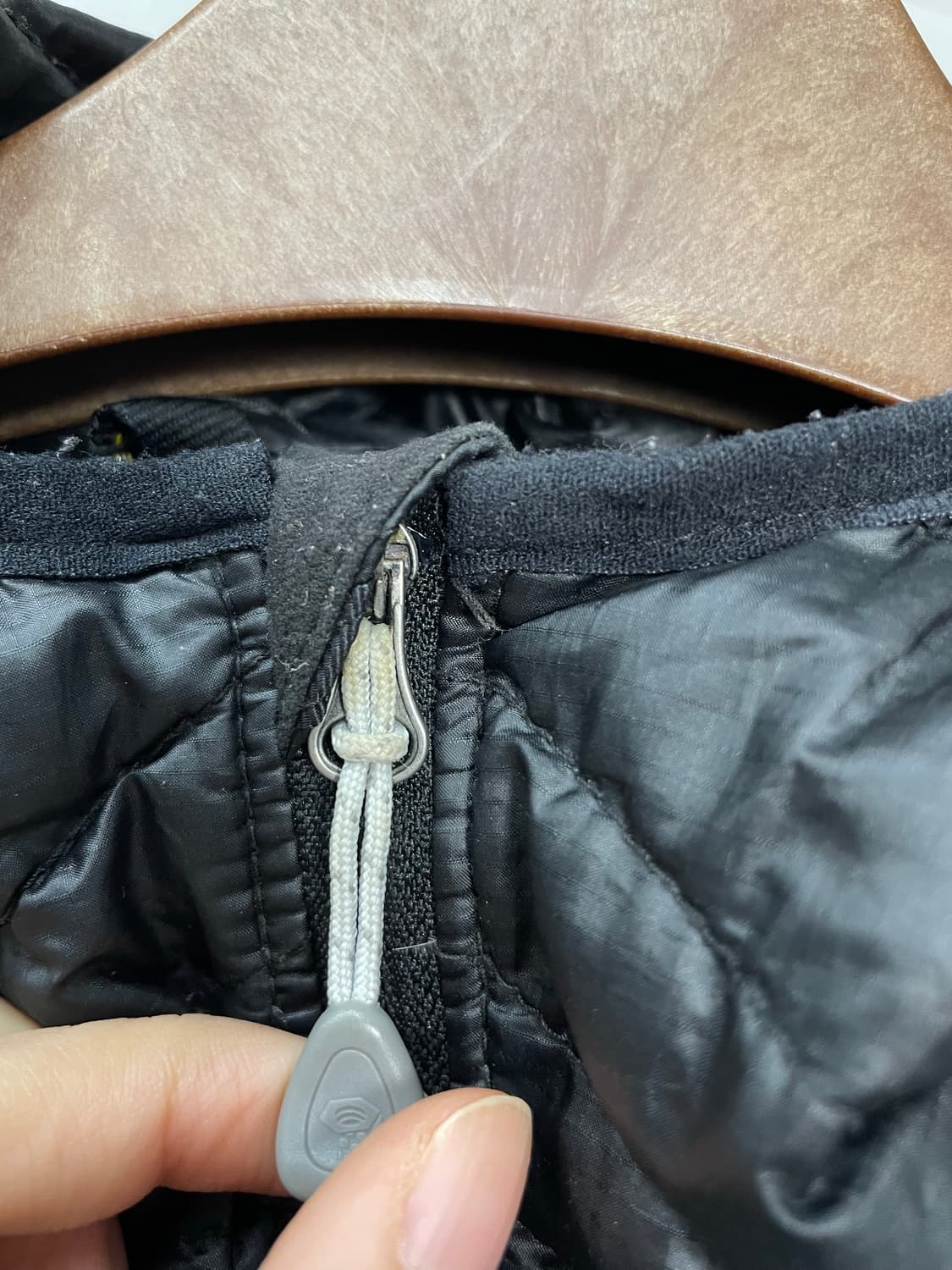 마운틴 하드웨어 블랙 경량 다운 패딩 H975 상품이미지8