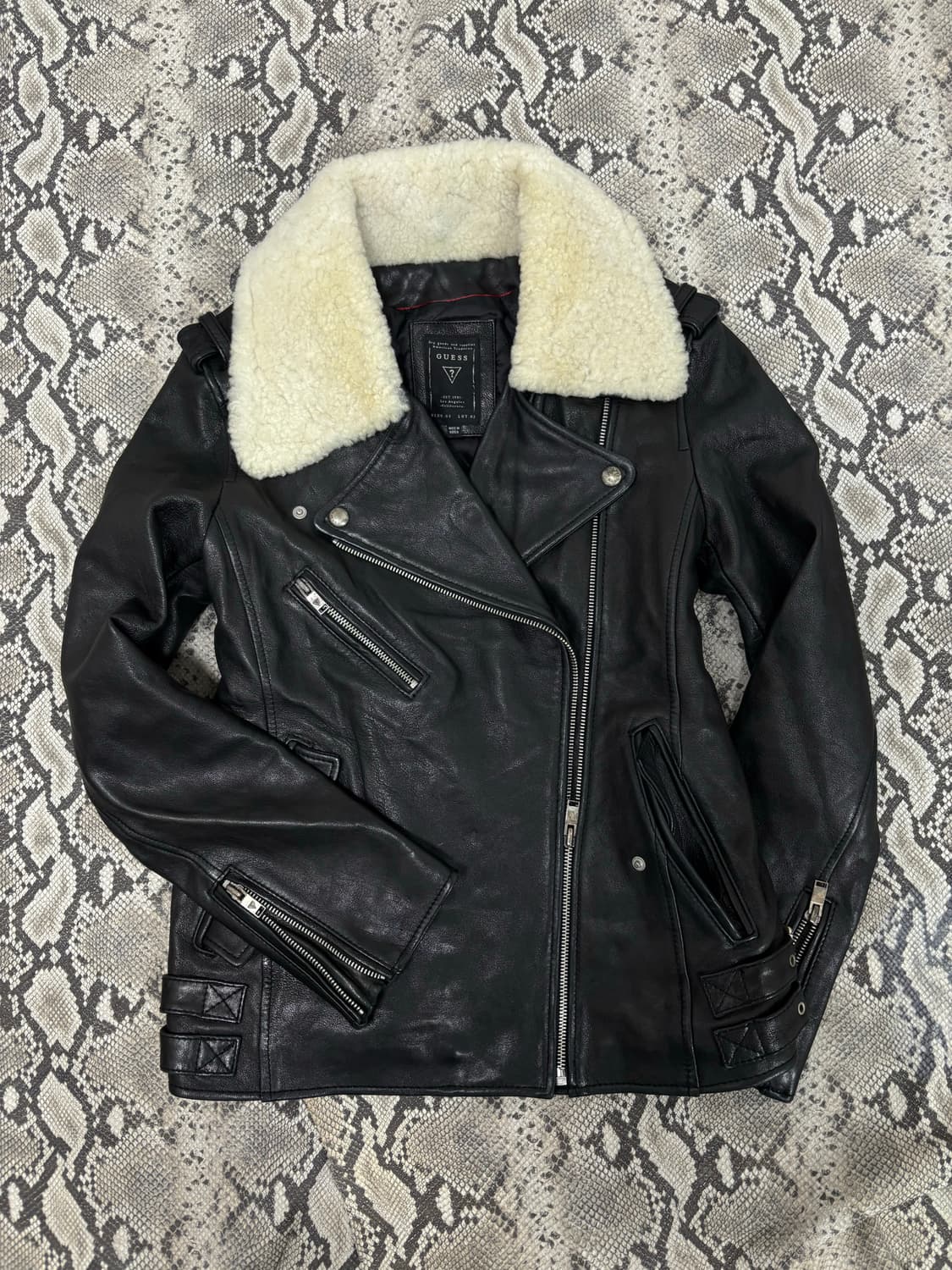 [GUESS] Sheep Fur&Leather Buckle Detail  상품이미지1
