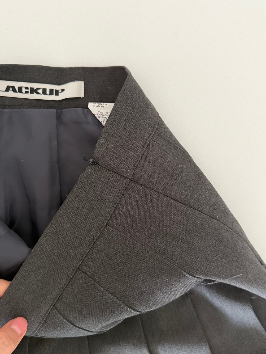 블랙업 그레이 플리츠 미디 스커트 상품이미지4