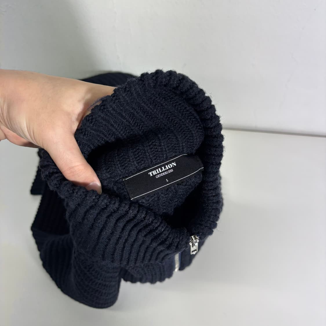 L 트릴리온 다크네이비 반집업니트 상품이미지4