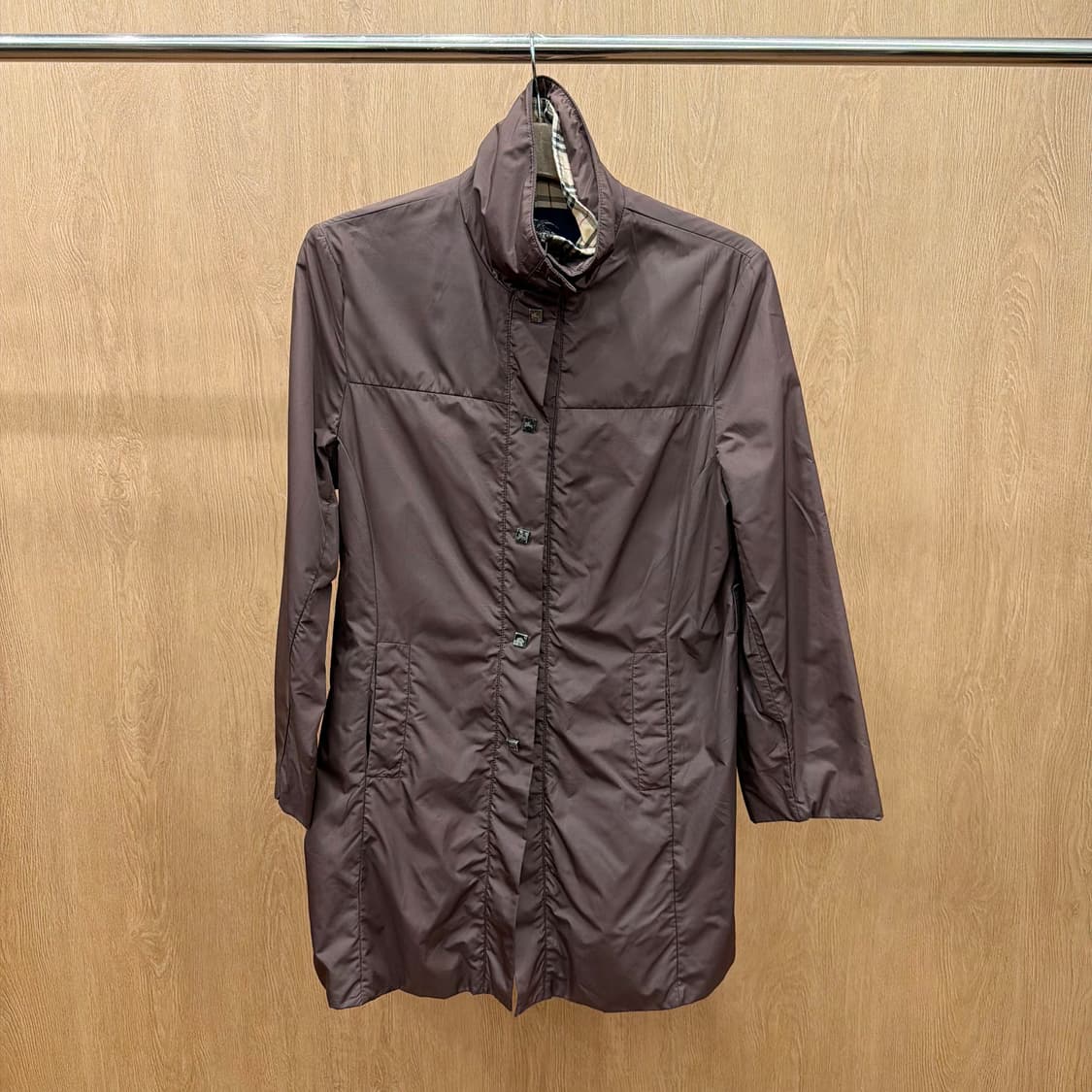 버버리 런던 경량 패딩 코트 로고 각인 버튼 디테일 레귤러핏 브라운 상품이미지2