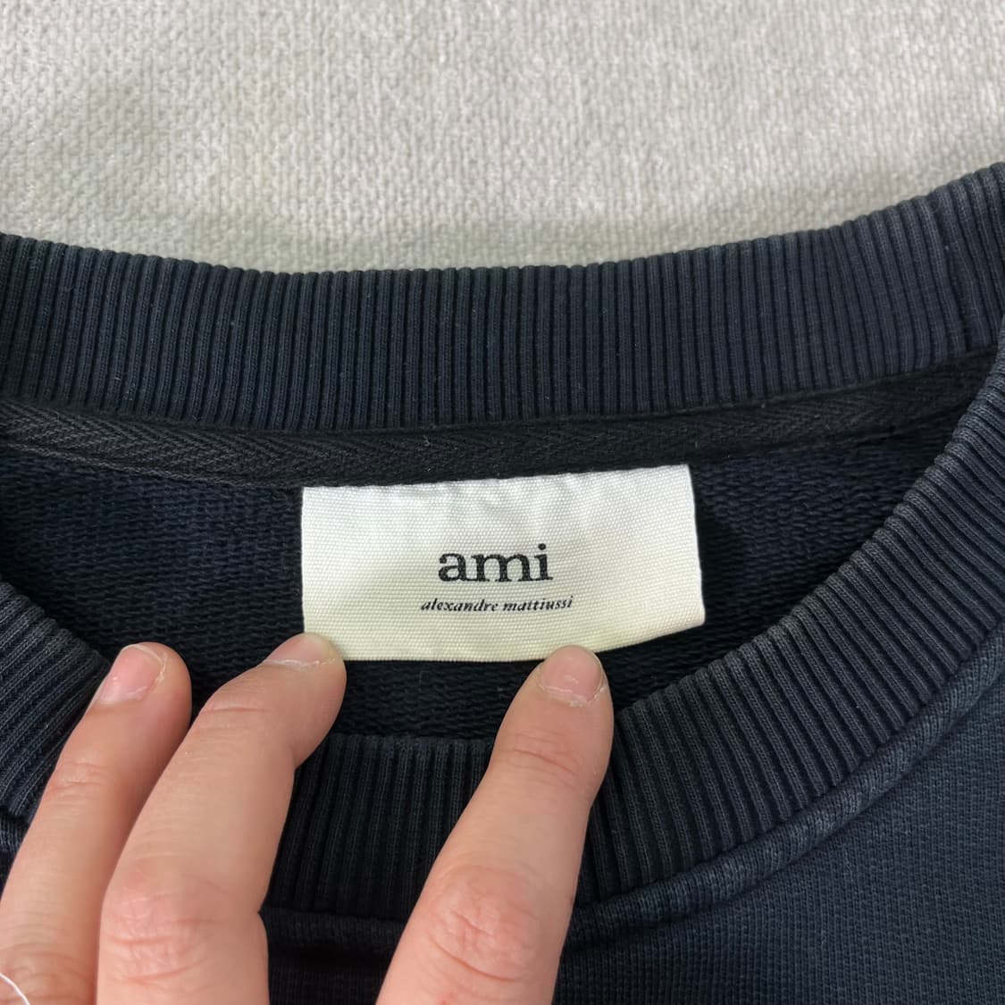 100 아미 스몰하트로고 챠콜 맨투맨  상품이미지3