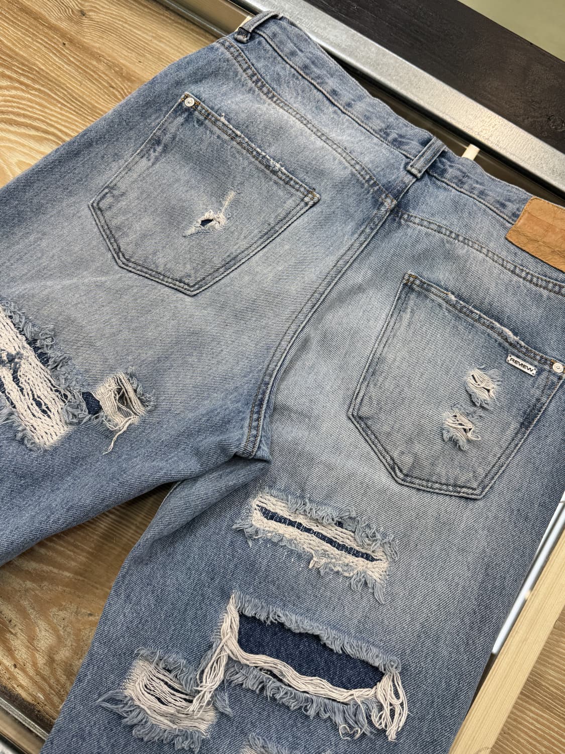 리뷰 크러쉬드 데님 플레어 팬츠 상품이미지5