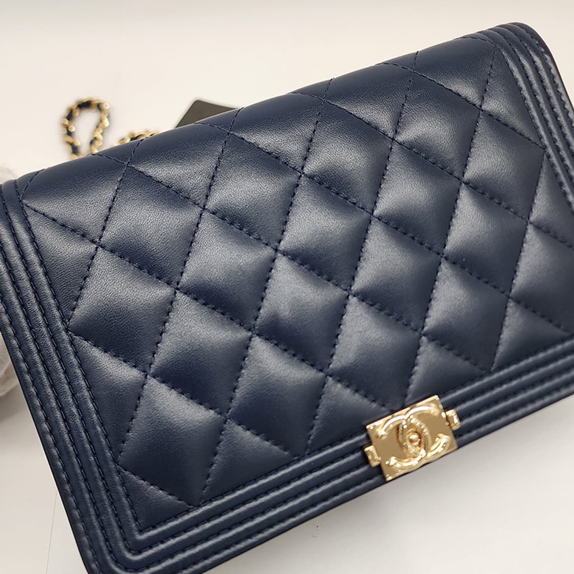 샤넬 네이비 램스킨 금장 보이 WOC 크로스백 A80287 상품이미지7