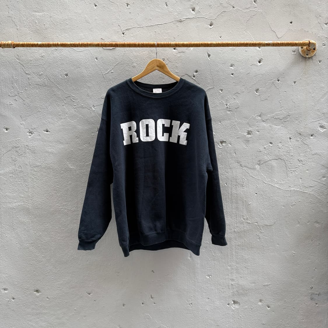 Rock hard survival 스웻 상품이미지2