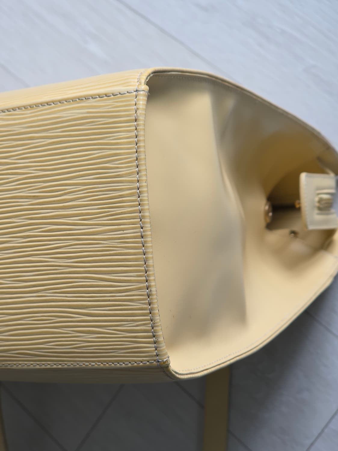 루이비통 에삐 에피레더 숄더백 크로와젯gm 옐로우 상품이미지6