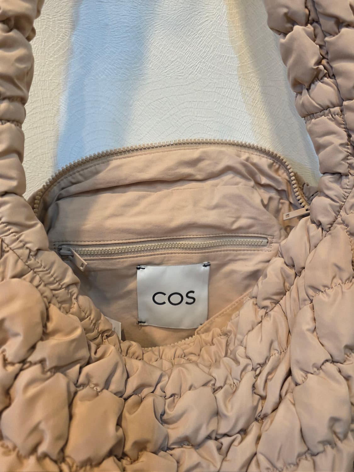 COS 코스 오버사이즈 퀼티드 숄더백 베이지 상품이미지1