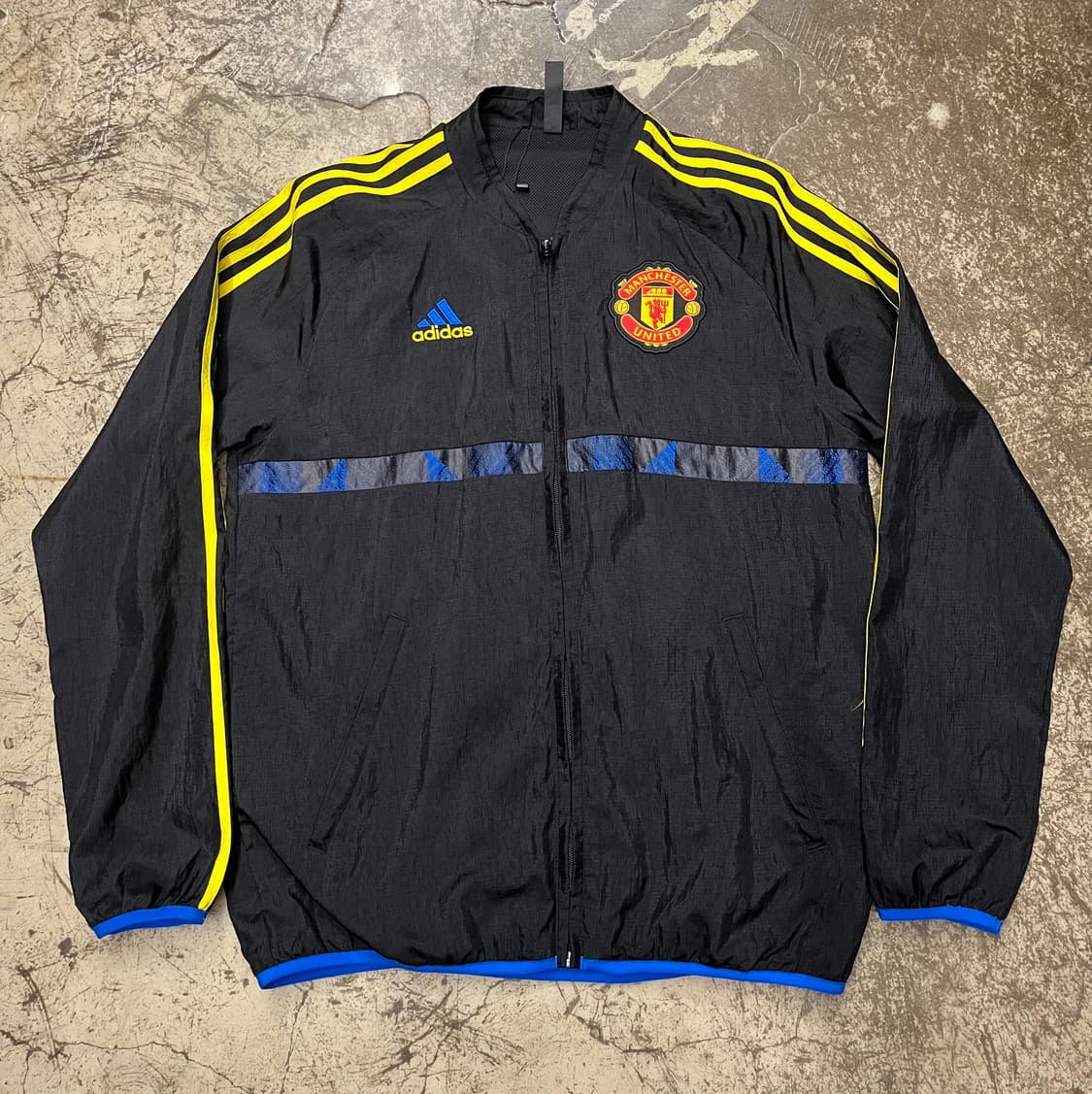 아디다스 맨유 빅로고 바람막이 상품이미지1