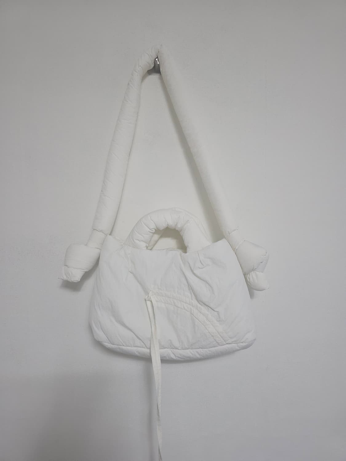 시눈 SINOON 오프화이트 패딩 숄더백 택새제품 상품이미지4