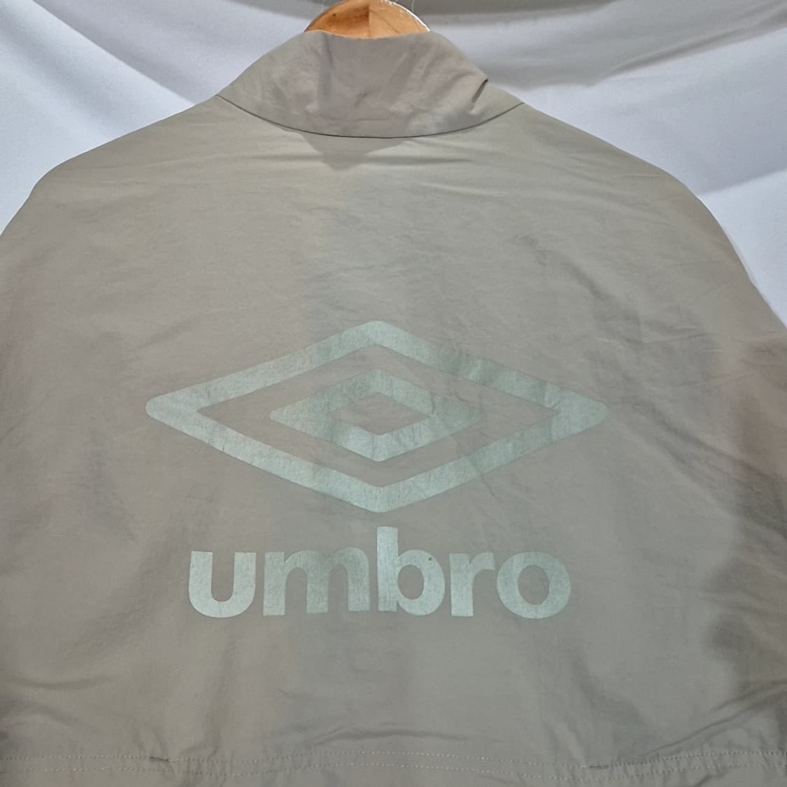 엄브로 빅로고 배색 바람막이 상품이미지3