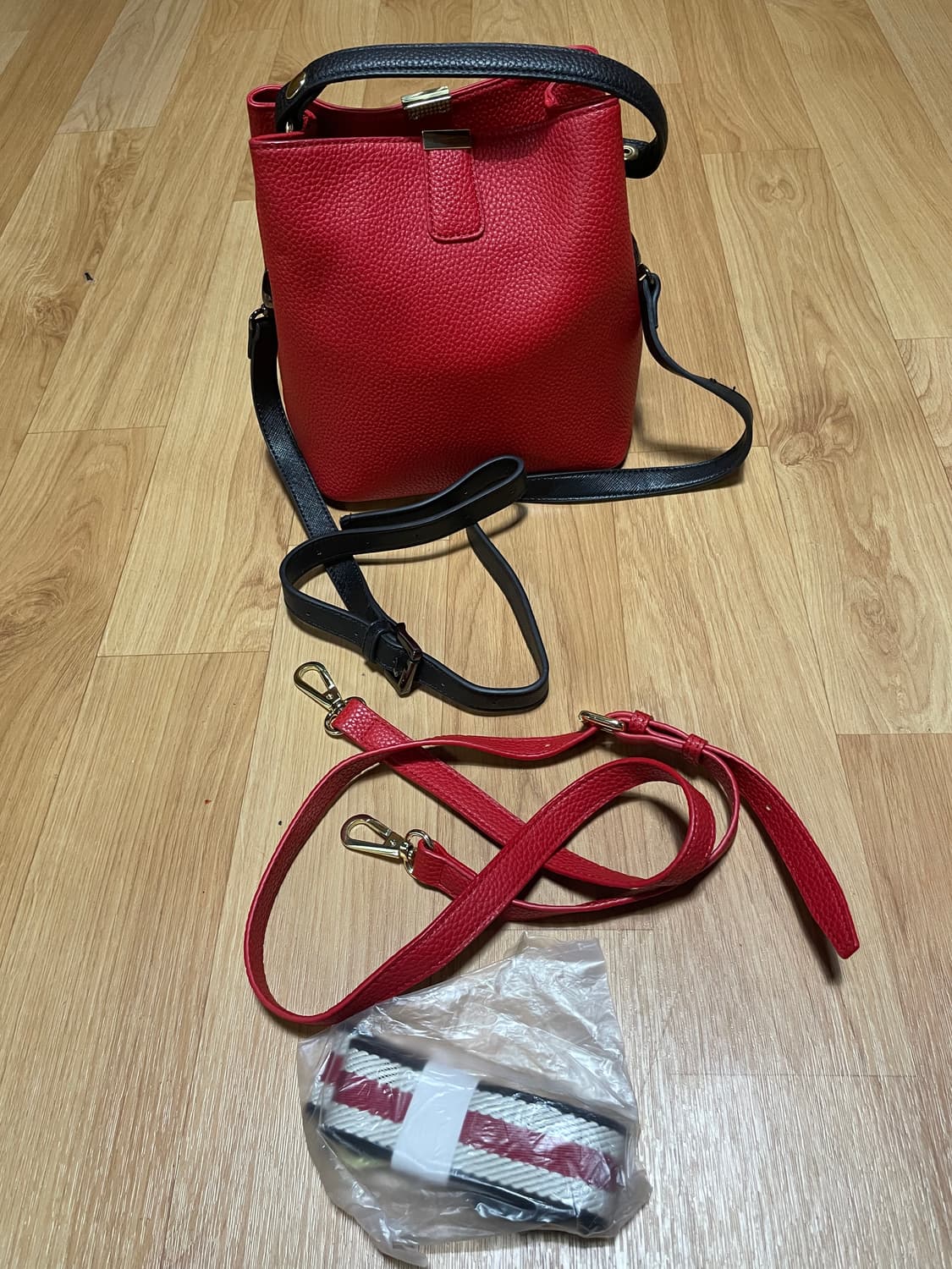 베네통 배색 스몰 버킷백 레드 새제품 판매 상품이미지5