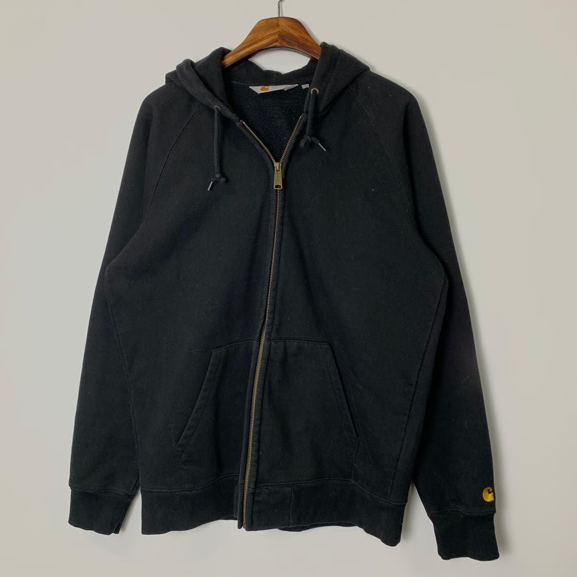 칼하트 손목로고 블랙 후드집업 상품이미지2