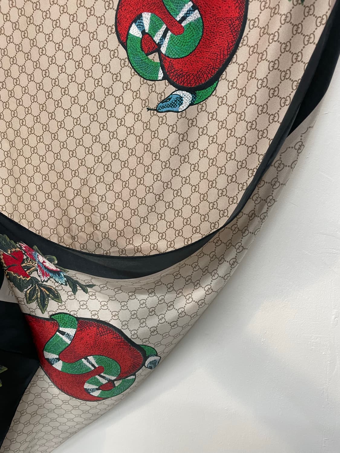 구찌 빅숄 실크 스카프 상품이미지4