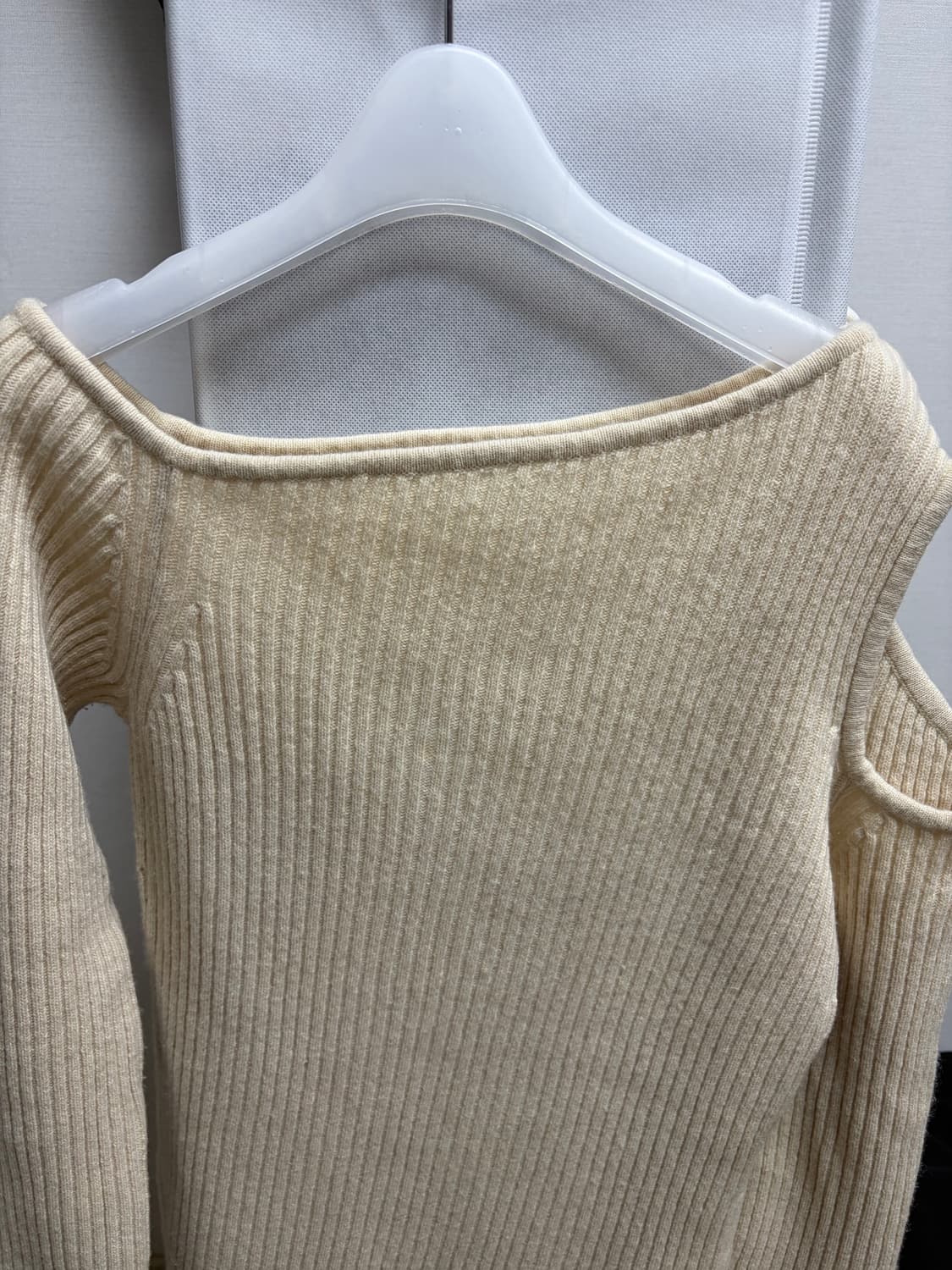 다이애그널 오프숄더 니트  상품이미지4