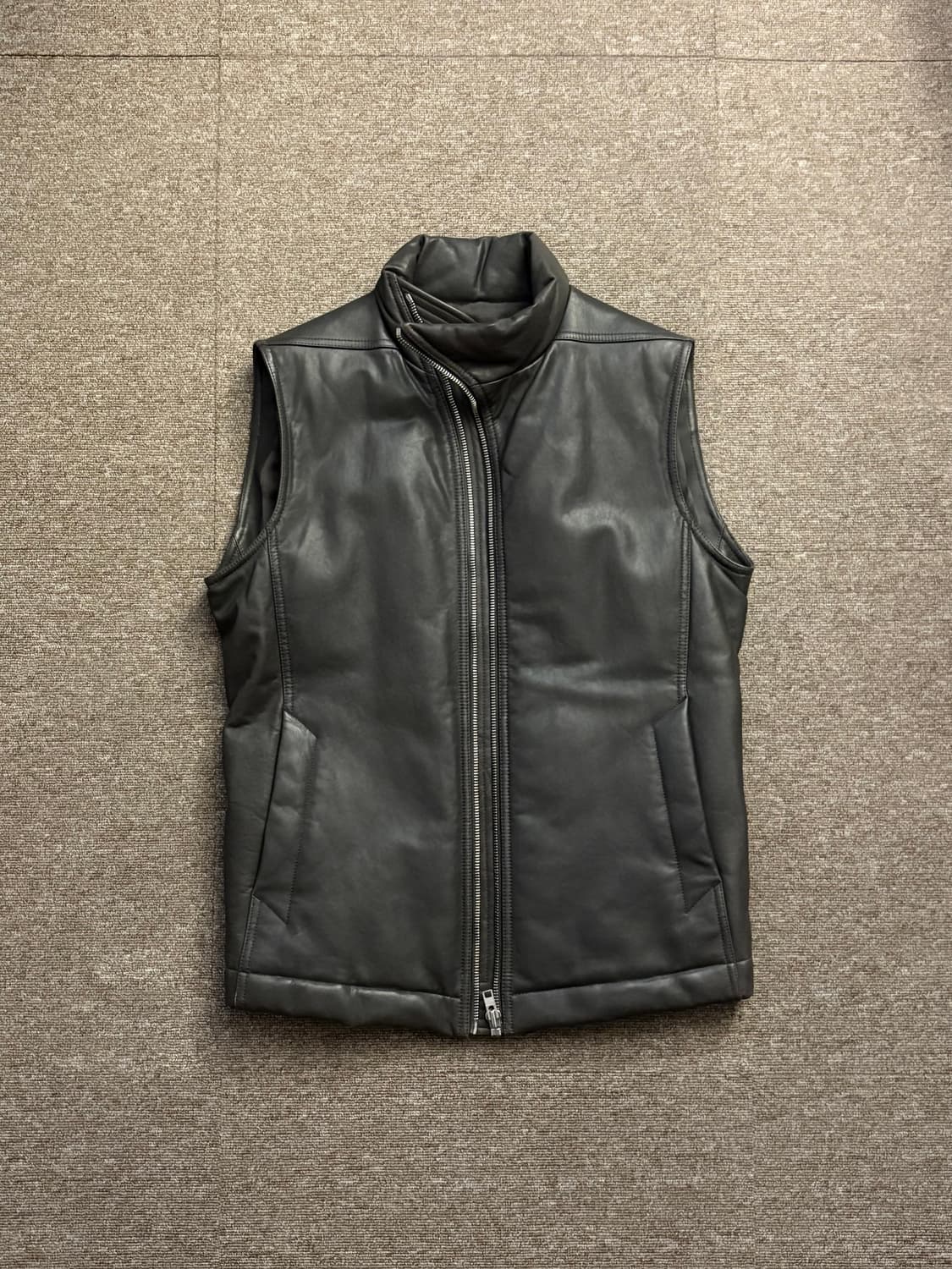 릭오웬스 몰리노 사선 가죽 패딩조끼 상품이미지1