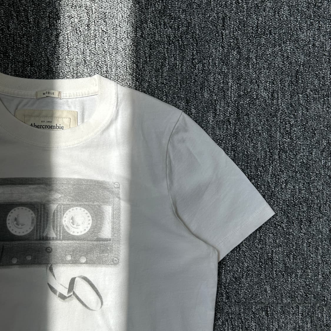 아베크롬비 테이프 프린팅 반팔티셔츠 상품이미지2