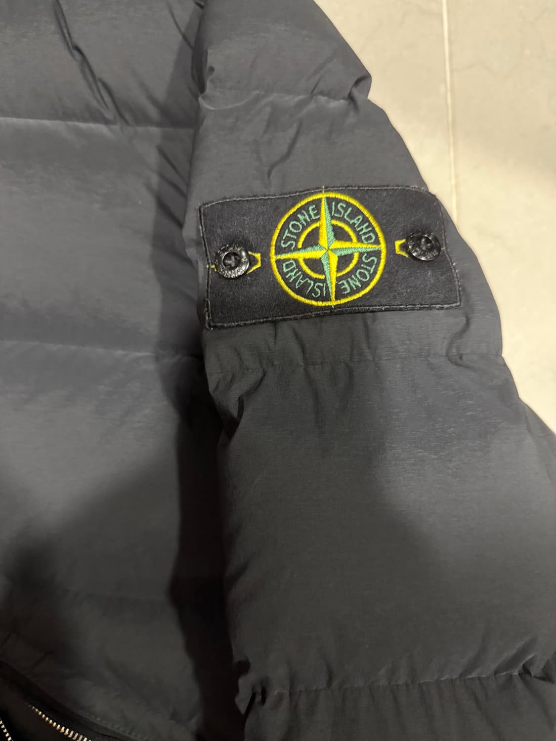 [당일출고,M] 24FW 스톤아일랜드 심리스 터널 패딩 상품이미지3