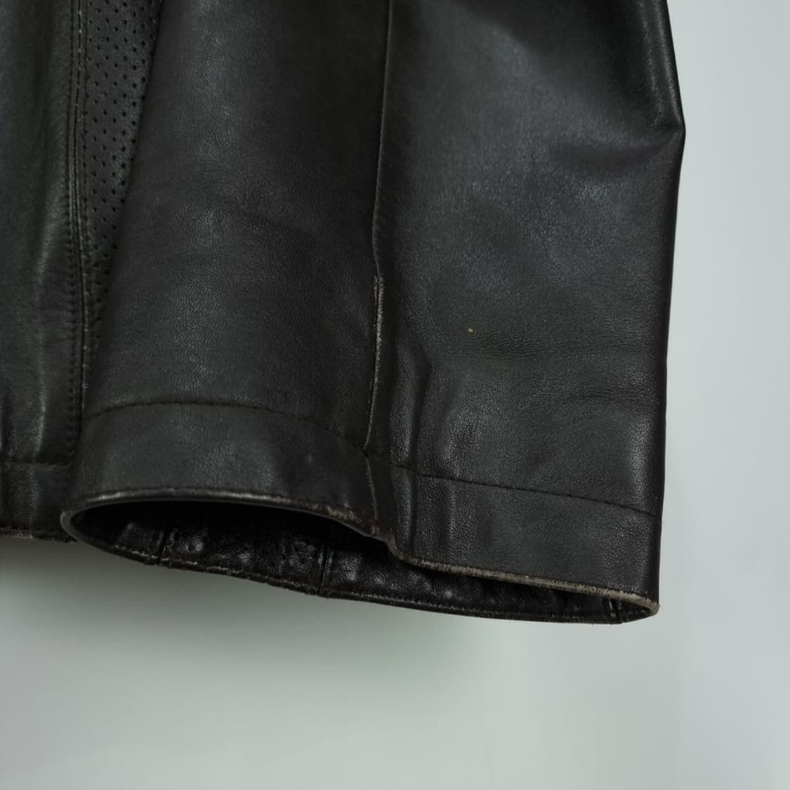 [게스] 리얼 카우 레더 소가죽 싱글 집업 레더 자켓 블랙 M19168 상품이미지10