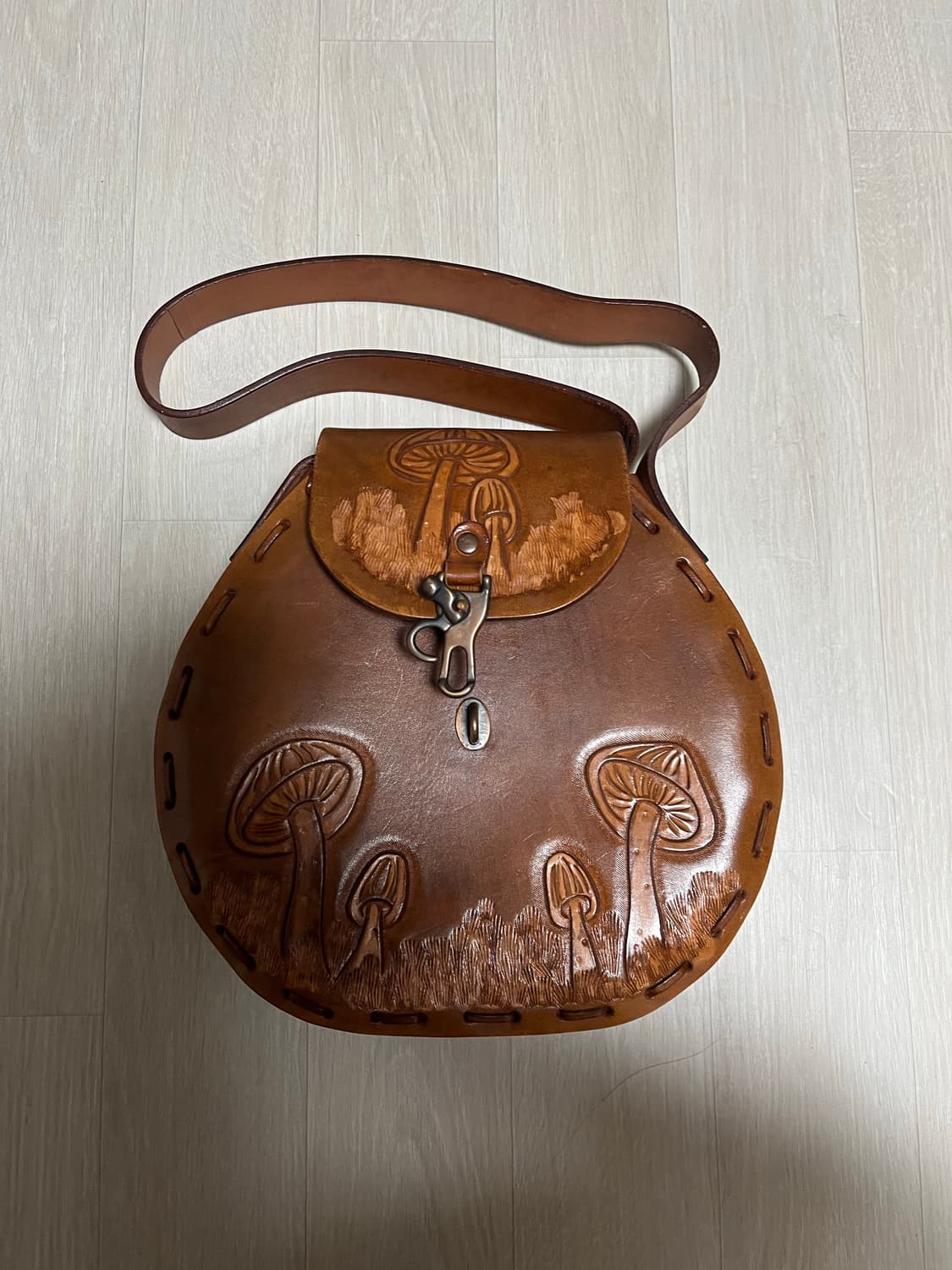 빈티지 버섯 가죽 크로스백 상품이미지1