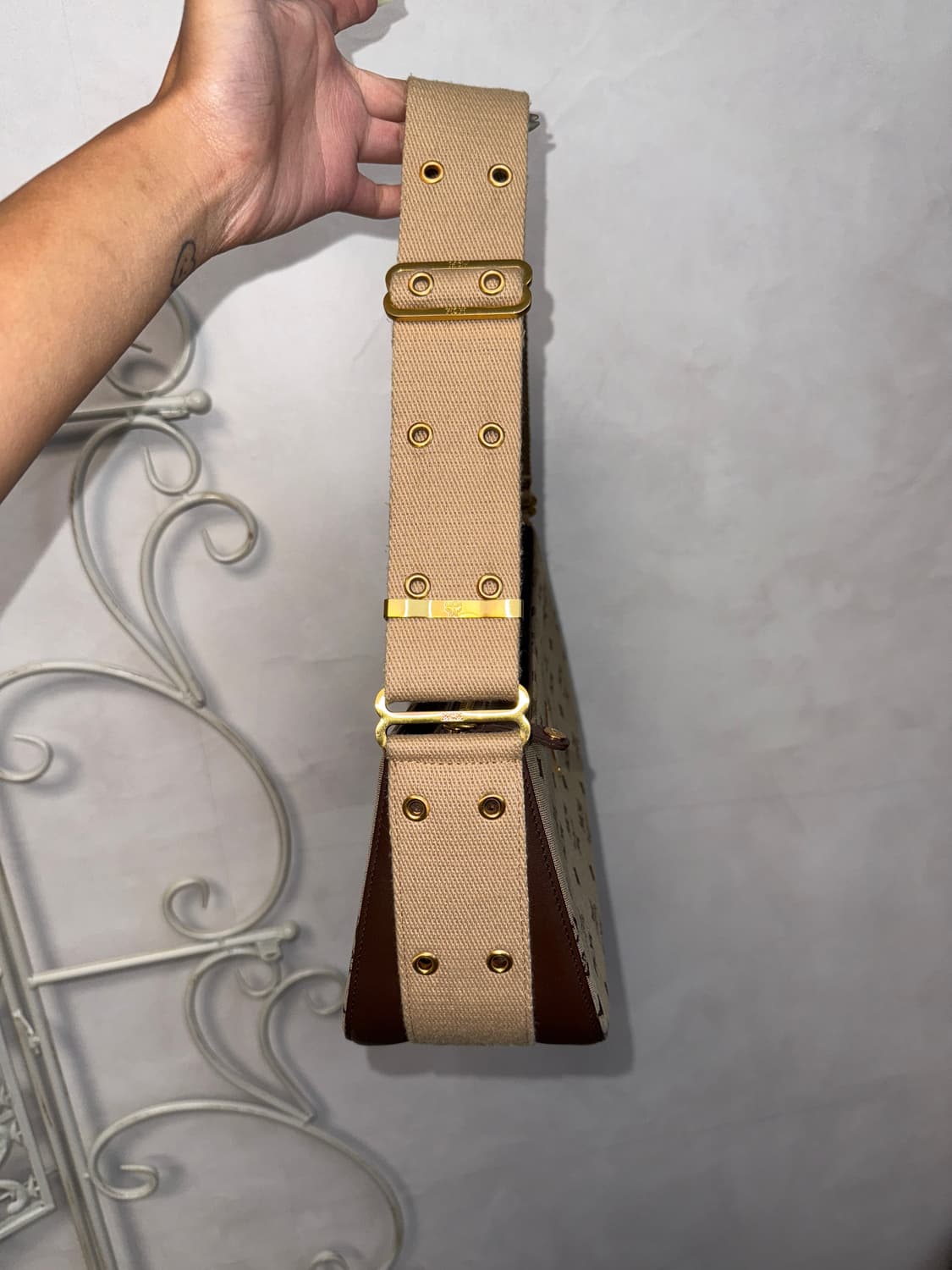 MCM beige logo eyelet strap shoulder bag 상품이미지3