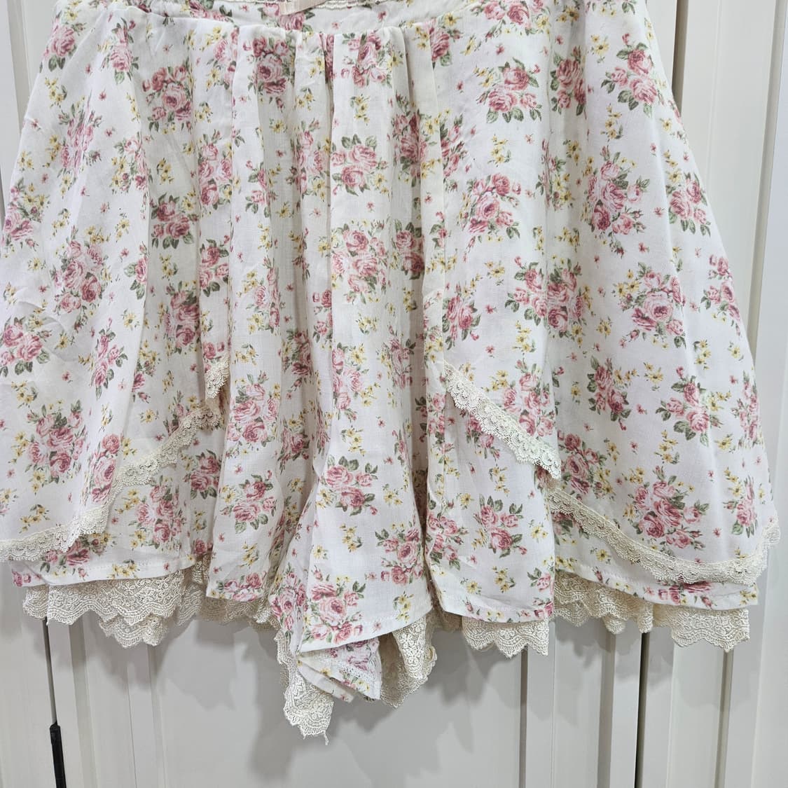 엑시즈팜(axes femme) 쉐비 로즈 레이스 큐롯 스커트 상품이미지3