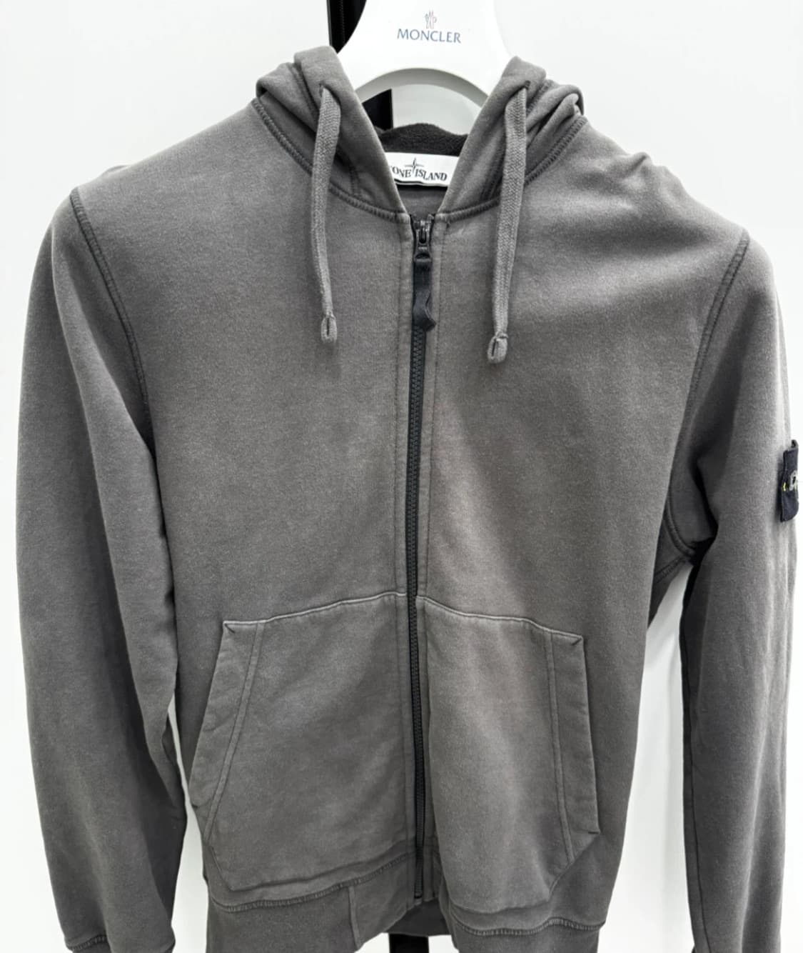 스톤아일랜드 그레이 후드집업 상품이미지1