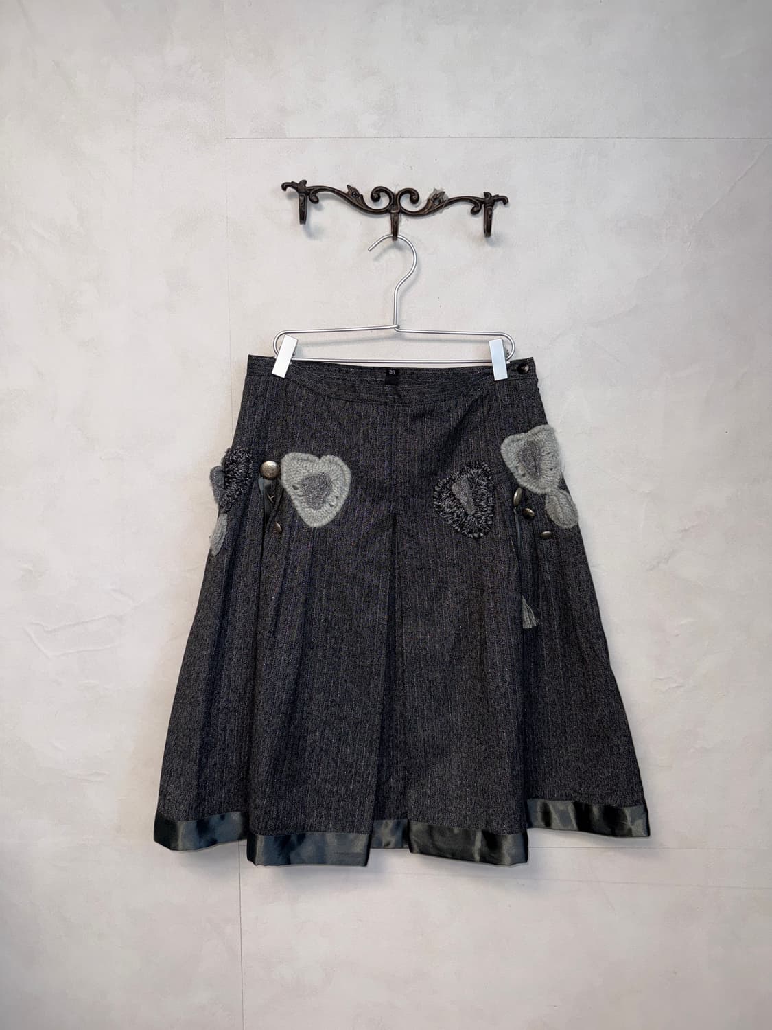 Charcoal heart knit patch wool pleats sk 상품이미지1