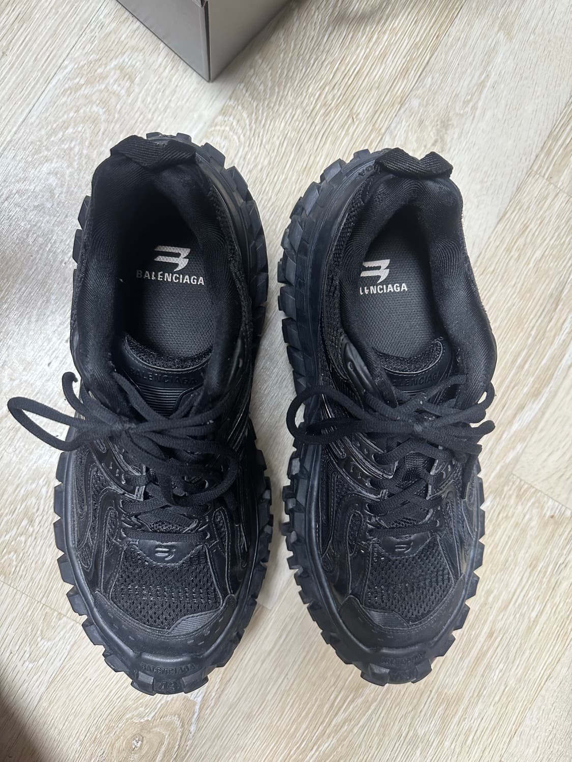 (43)발렌시아가 디펜더 상품이미지3